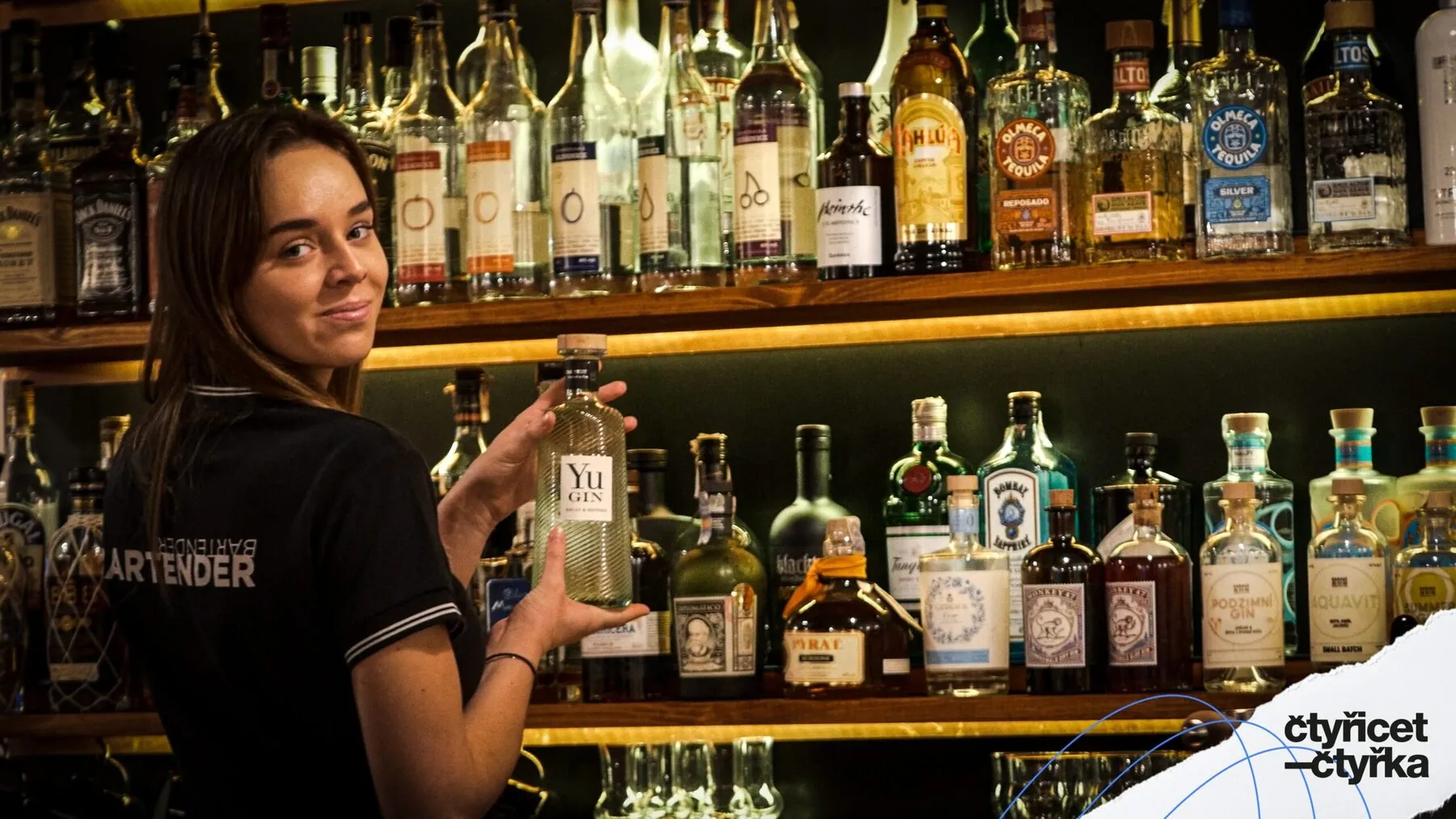 Bar CAFE44 a barmanka