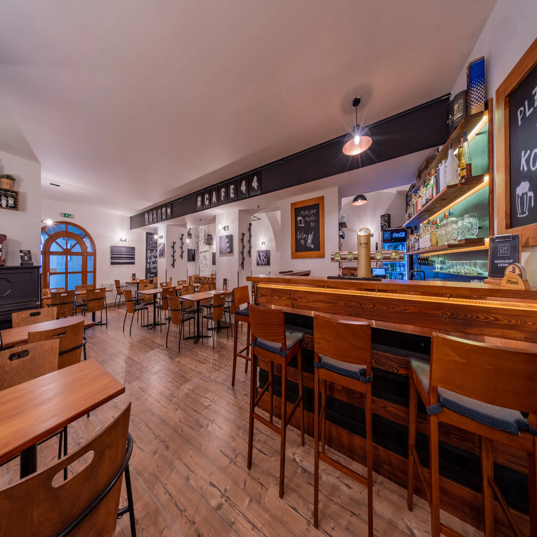Interiér baru CAFE44