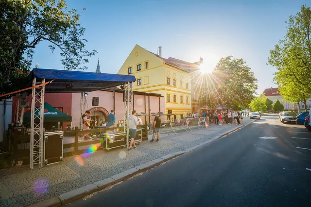 CAFE44 a stánek před podnikem za slunečného dne, 2023