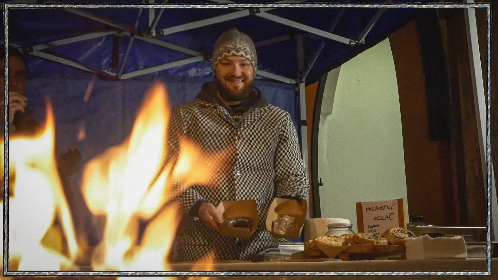 Jídlo připravované u ohně na akci v CAFE44