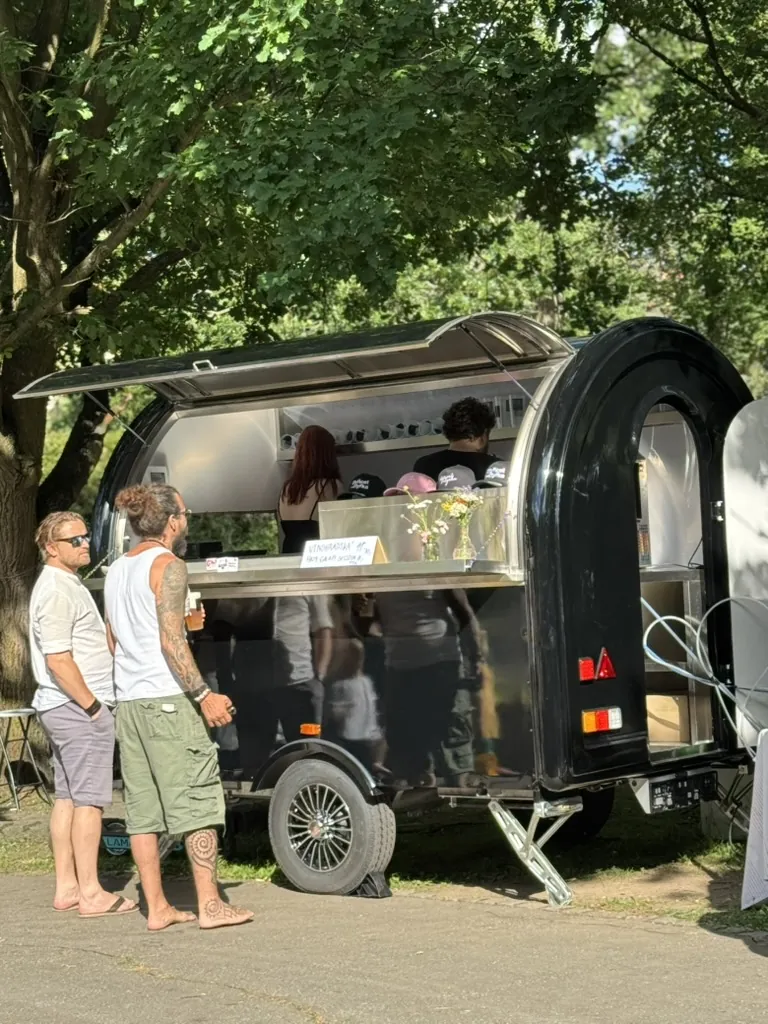 Hosté u vozu 44truck